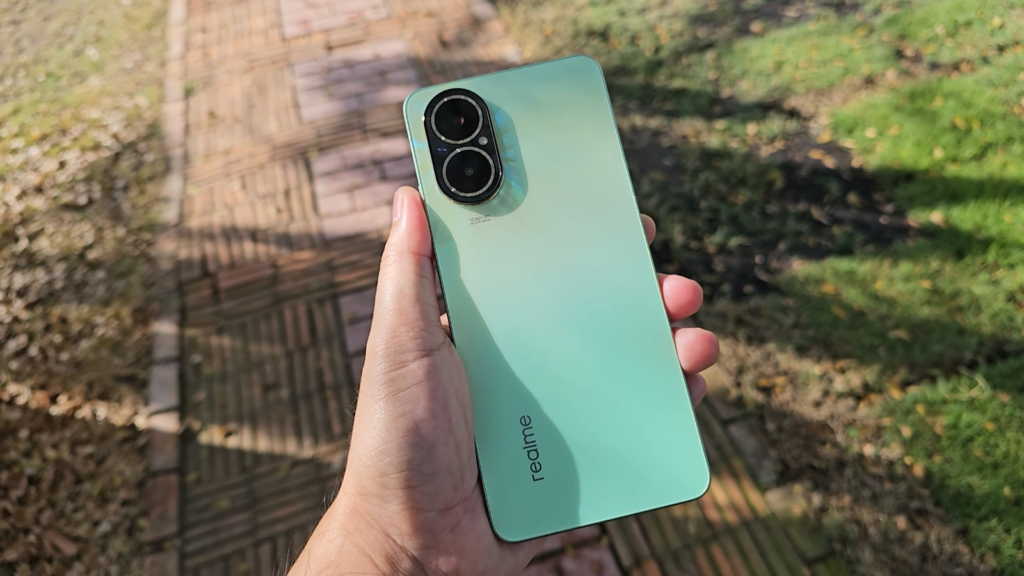 Le Realme C67 dans ma main gauche